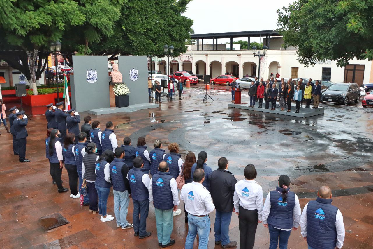 Realizan Guardia de Honor en monumento a Josefa Ortiz de Domínguez