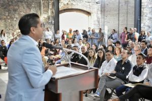 photo5577952569838380993